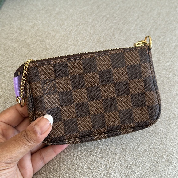 Louis Vuitton Damier Mini Pochette - Picture 3 of 17
